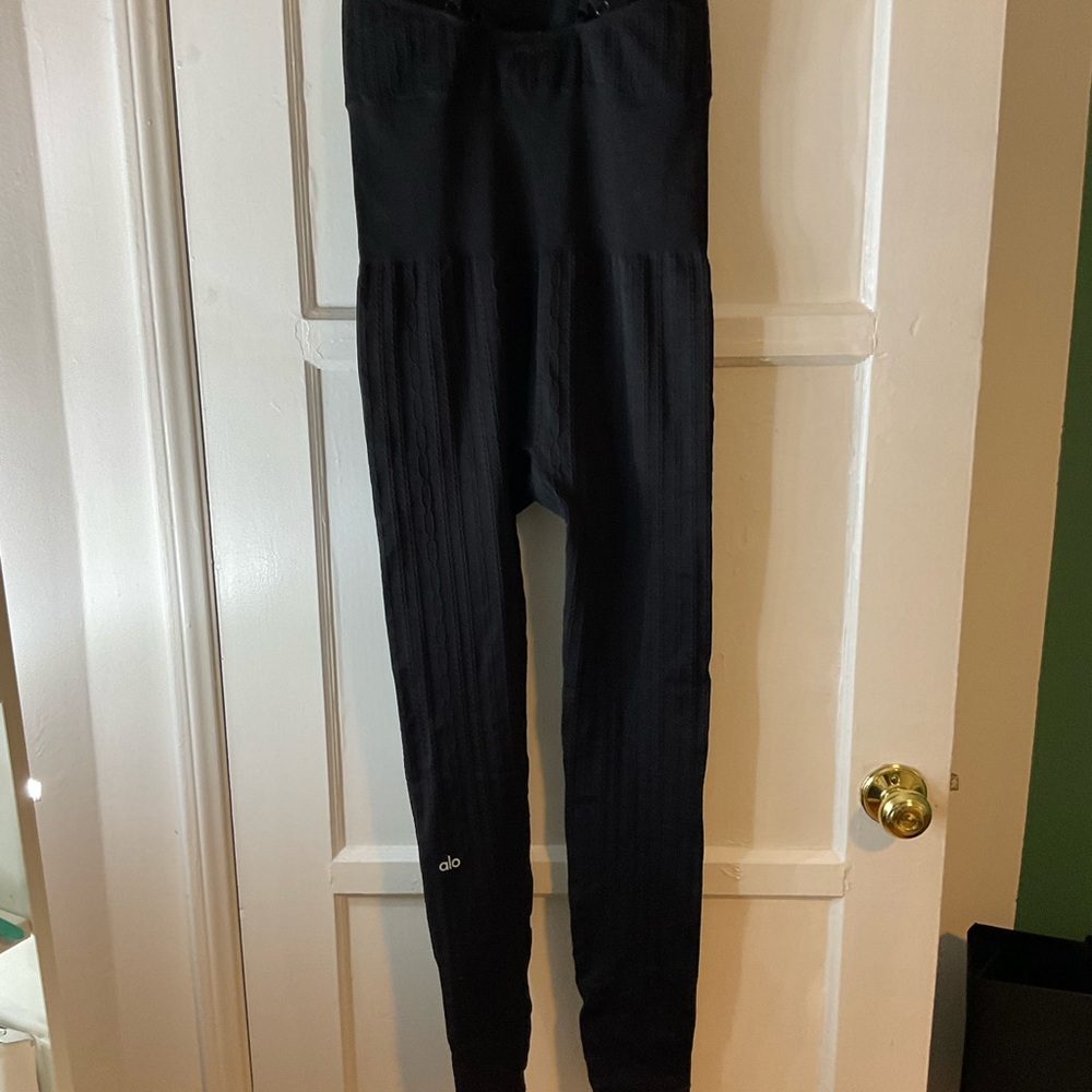 ALO Yoga Black Leggings Sleek Athletic Design